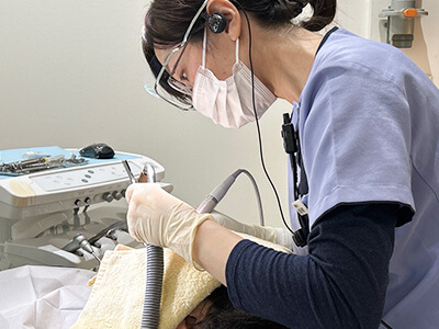 歯垢・歯石を除去するクリーニングを表す画像